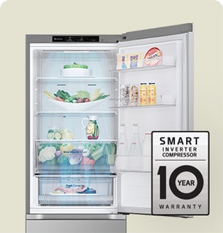 Réfrigérateur rempli d'aliments frais avec porte ouverte et étiquette de garantie de 10 ans du smart inverter compressor.