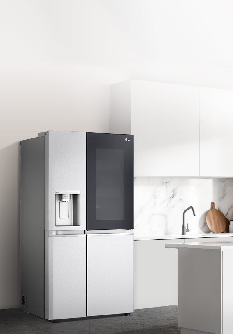 Zijaanzicht van een keuken met een zwarte InstaView-koelkast.