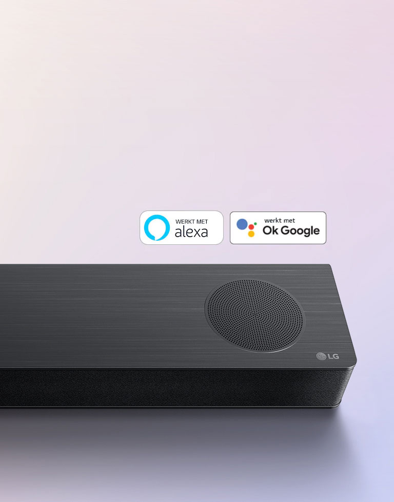 LG soundbar is op de grond geplaatst, met het LG logo rechts in de hoek van de soundbar. Alexa-logo en OK GOOGLE-logo's zijn op de soundbar geplaatst.