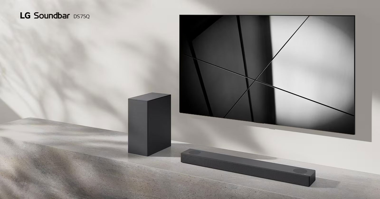 LG soundbar S75Q en LG TV zijn samen in de woonkamer geplaatst. De tv staat aan en vertoont een zwart-wit beeld.