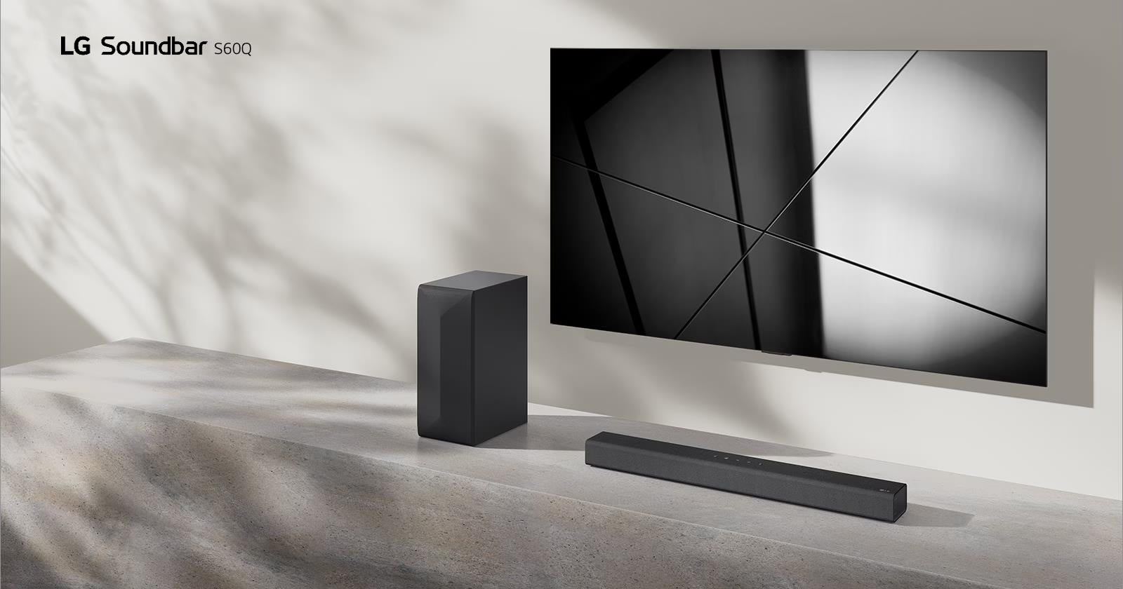 LG Soundbar S60Q en LG TV zijn samen in de woonkamer geplaatst. De tv staat aan en toont een geometrisch beeld.