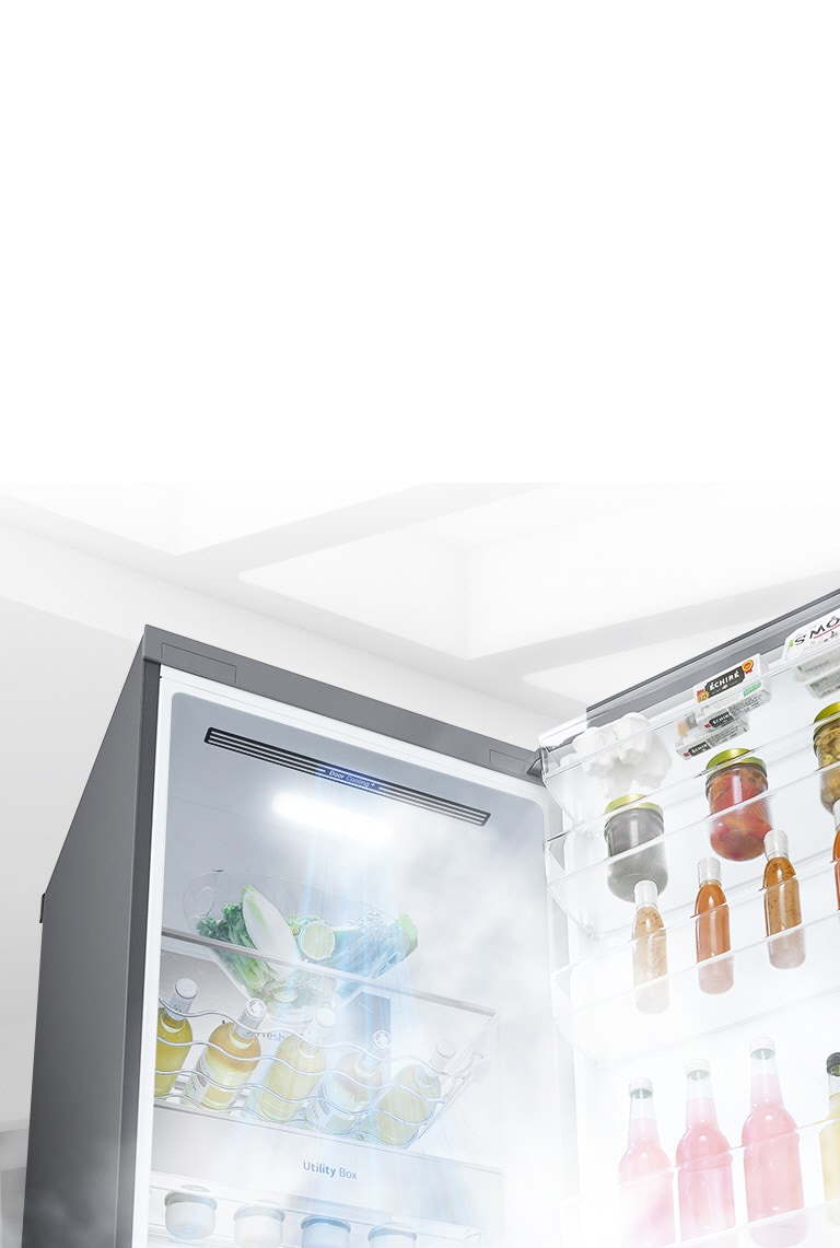 Et åpent kjøleskap fylt med varer vises fra en vinkel. Hvit luft blåser fra toppen av innsiden og ned omkring all maten for å holde den kjølig.