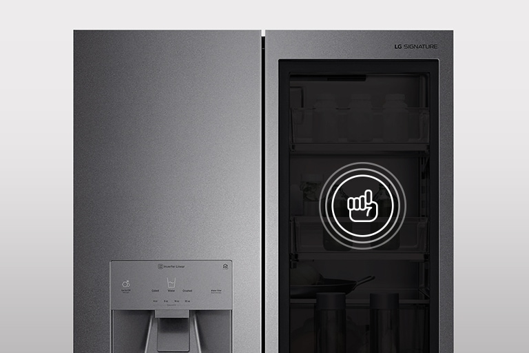 Fingersymbol tegnes på InstaView Door til LG SIGNATURE-kjøleskapet.