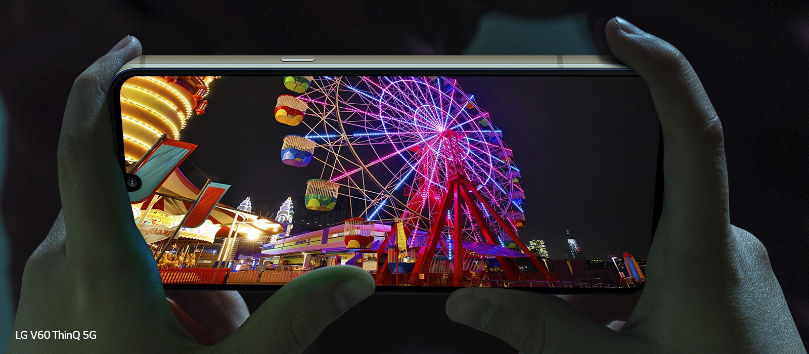 Film z parku rozrywki nagrany wieczorem na ekranie smartfona.