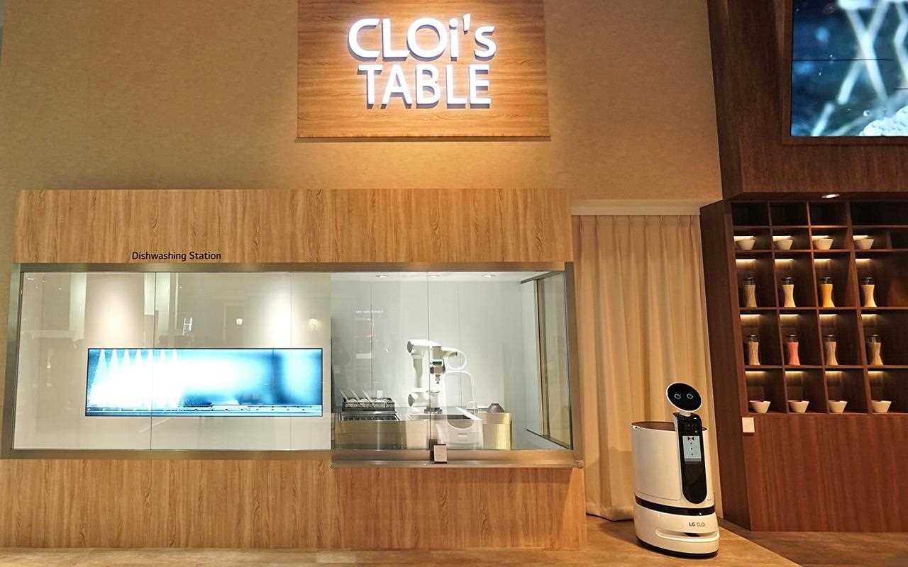 LG's CLOi robots were up and moving at CES 2020, showcasing their cleaning, guidance and carrying capabilities | More at LG MAGAZINE