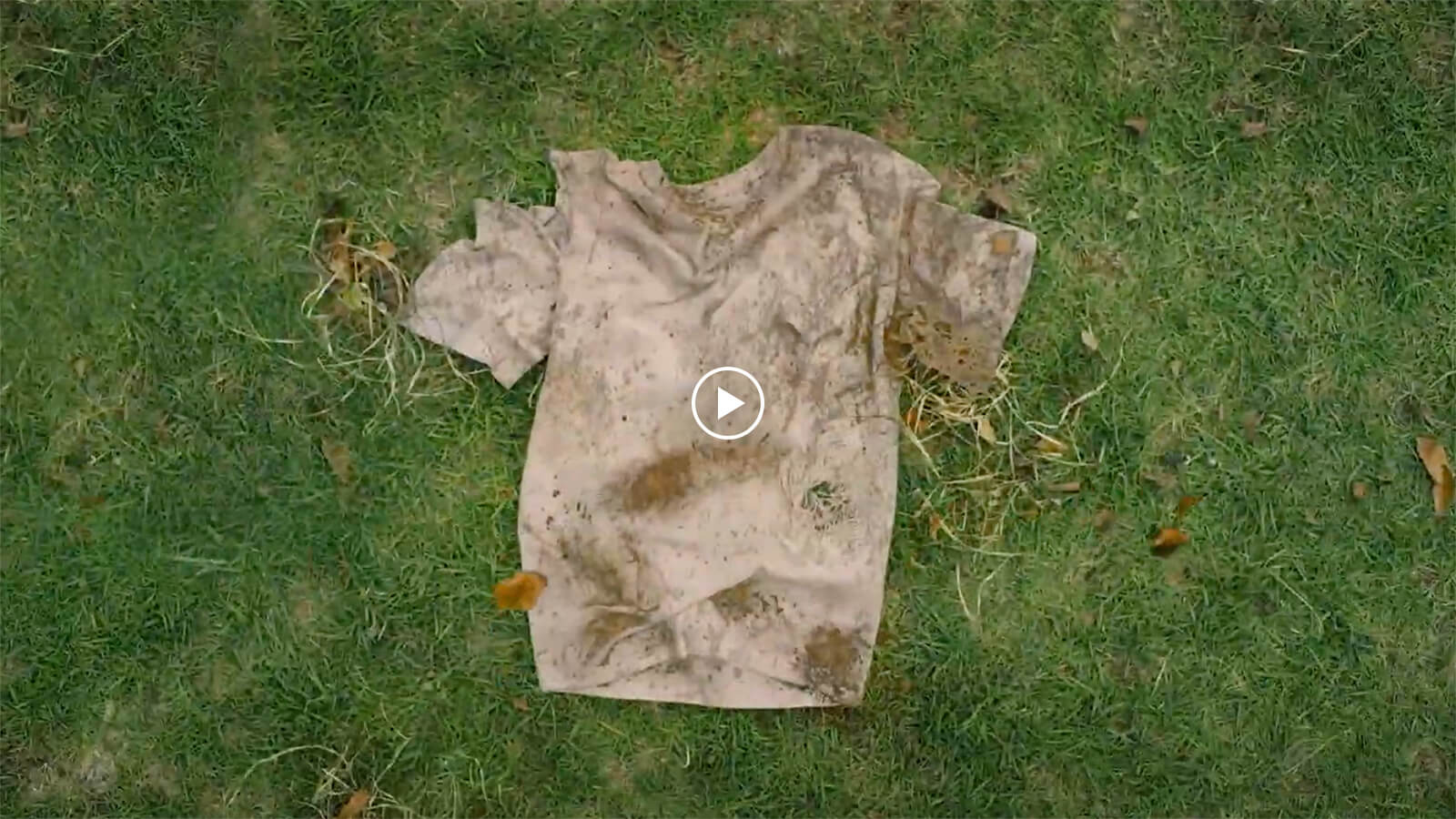 Thumbnail image of the video that dirty and deformed t-shirt is on the grouMiniatura filmu, na którym brudna i zdeformowana koszulka leży na ziemi.