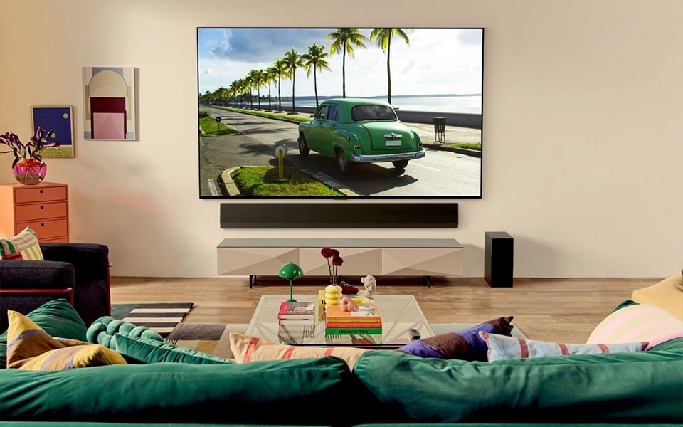 Um televisor LG OLED de grandes dimensões que se adapta na perfeição a uma sala de estar