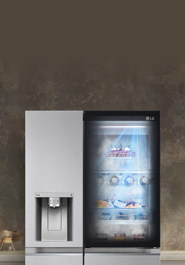 Vedere frontală cu un frigider InstaView negru cu lumina aprinsă în interior. Conținutul frigiderului se poate observa prin ușa InstaView. Raze albastre de lumină strălucesc deasupra conținutului observat prin intermediul funcției DoorCooling.