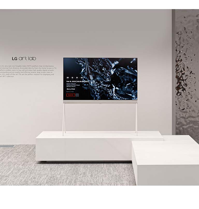 O imagine cu șevalet într-o cameră albă arată o operă de artă digitală cu o sculptură neagră pe ecran. O sculptură fizică argintie din partea dreaptă a televizorului arată o reflexie a camerei.