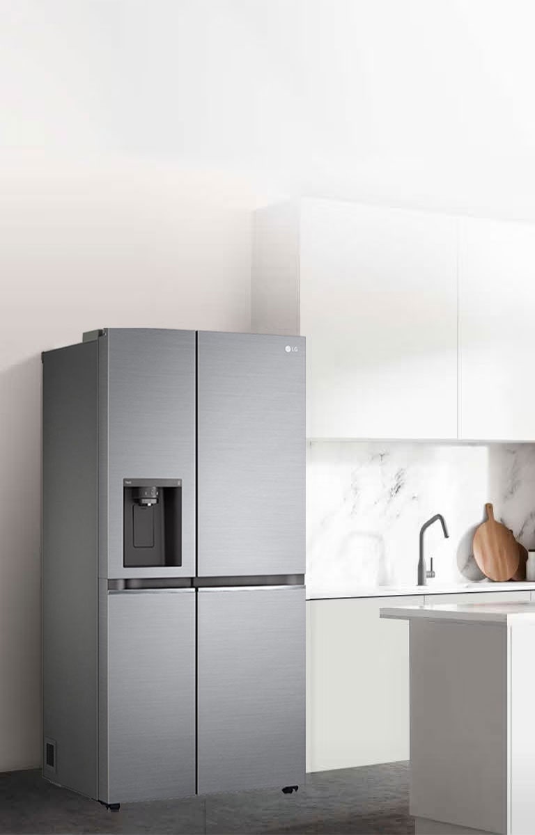 Pogled sa strane na kuhinju sa instaliranim platinasto srebrna InstaView frižiderom
