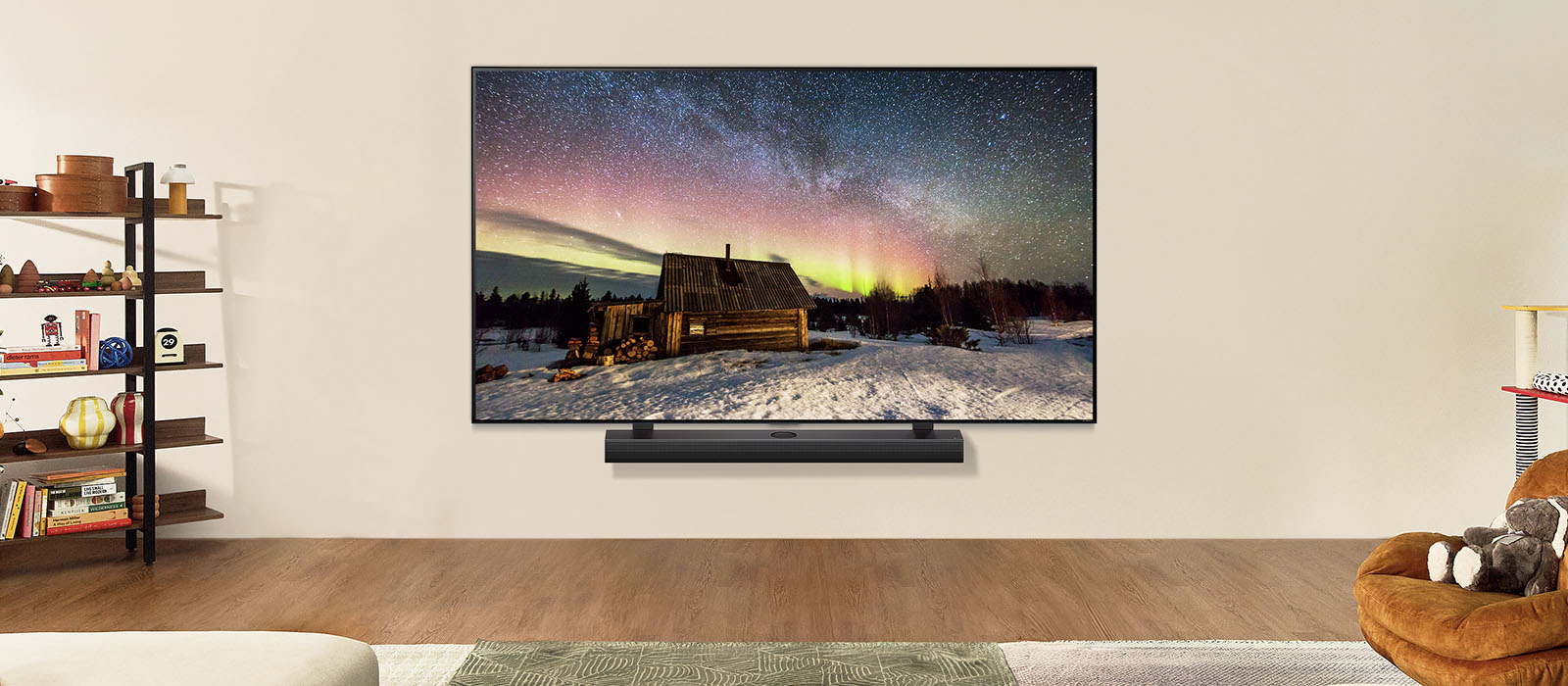 Slika LG televizora i LG Soundbar zvučnika u modernom životnom prostoru po danu. Slika polarne svetlosti prikazana je na idealnom nivou osvetljenosti.