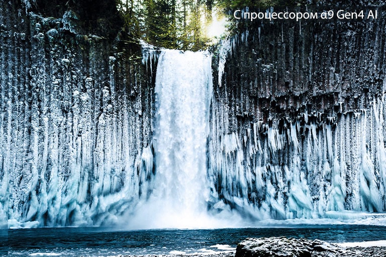 Слайдер со сравнением качества изображения на примере замерзшего водопада в лесу.