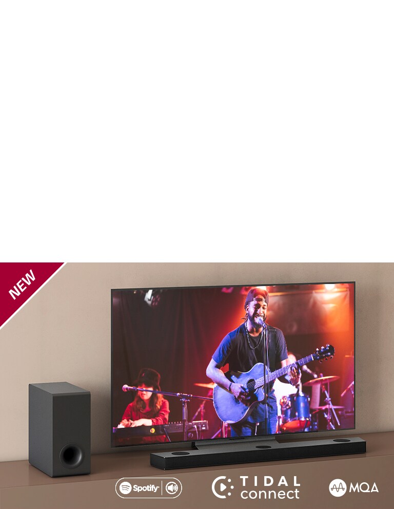 En LG TV står på en brun hylla, LG Soundbar S75QR är placerad framför TV:n. En subwoofer står på vänster sida om TV:n. TV:n visar en konsertscen. NEW-märket visas i övre vänstra hörnet.