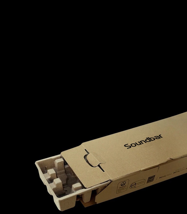 Soundbar-lådan visas till höger i bild, öppnad för att visa dess EPS-skumfyllnadsmaterial.
