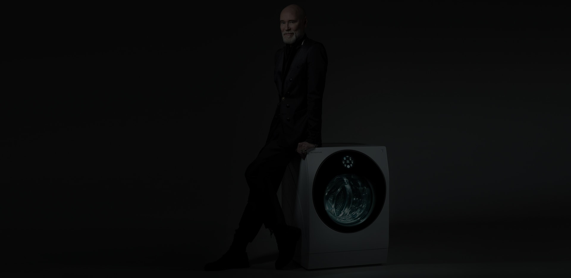 Modeskaparen Lars Wallin lutad mot en LG SIGNATURE tvättmaskin
