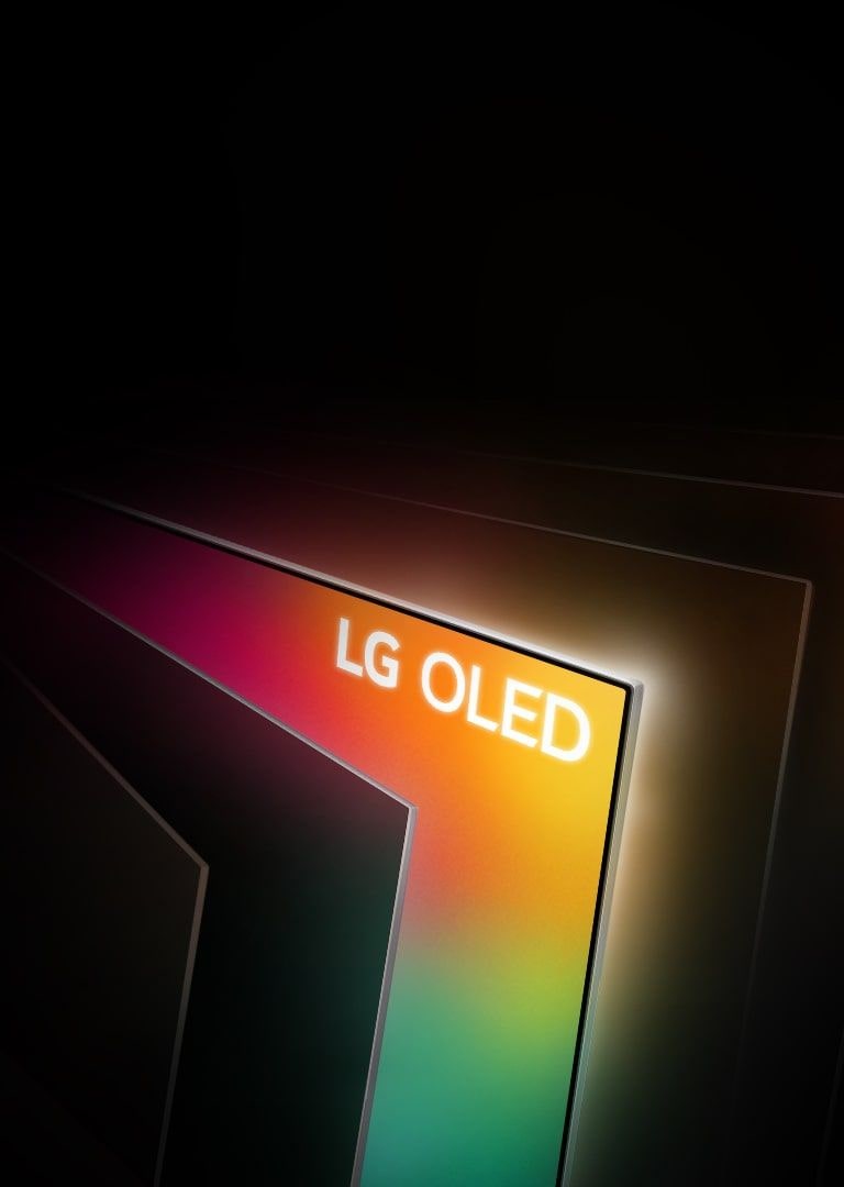 Pohľad zhora z uhla na rad televízorov zoradených vedľa seba ako strany knihy. Všetky televízory sú čierne až na jeden, ktorý žiari pestrými farbami a sú na ňom zobrazené slová „LG OLED“.