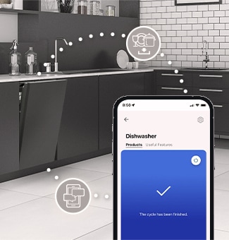 Interiér kuchyne s čiastočne otvorenou vstavanou umývačkou a aplikáciou LG ThinQ™ zobrazujúcou oznámenie o dokončení cyklu.