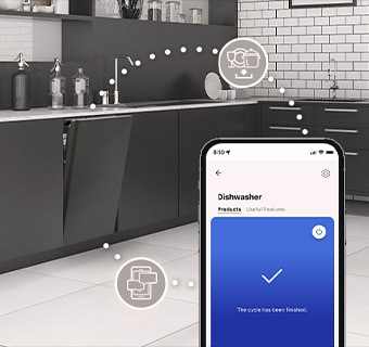 Interiér kuchyne s čiastočne otvorenou vstavanou umývačkou a aplikáciou LG ThinQ™ zobrazujúcou oznámenie o dokončení cyklu.