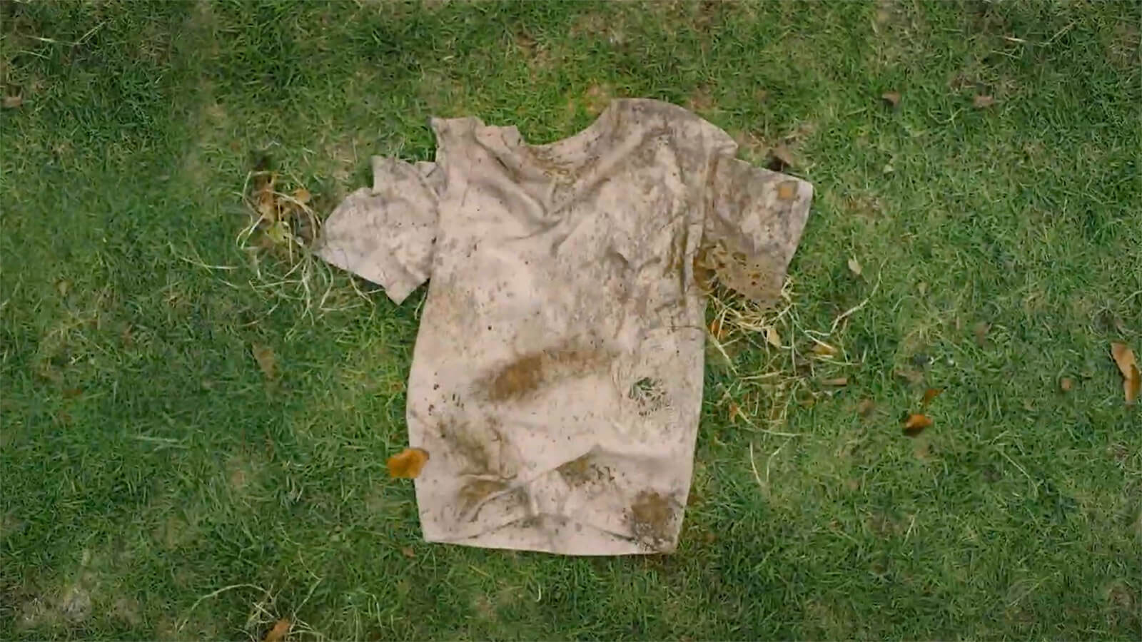 Ukážka videa, na ktorom je vidieť špinavé a pokrčené tričko na zemi. 