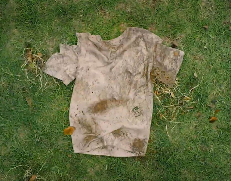 Ukážka videa, na ktorom je vidieť špinavé a pokrčené tričko na zemi. 