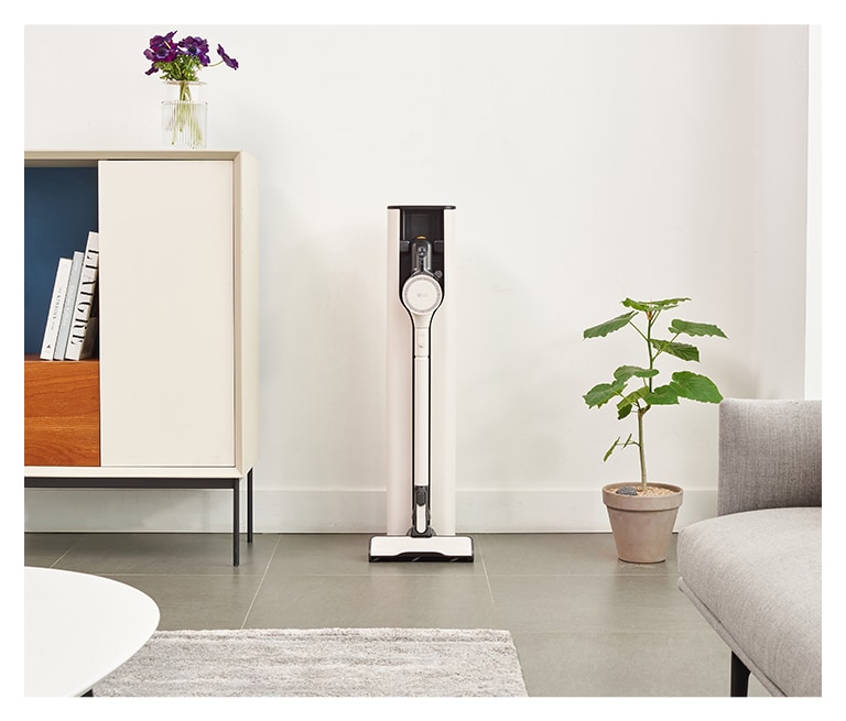 顯示雪霧白的 LG CordZero All-in-One 吸塵器 Objet 系列放置在與周圍家具搭配自然的客廳內。