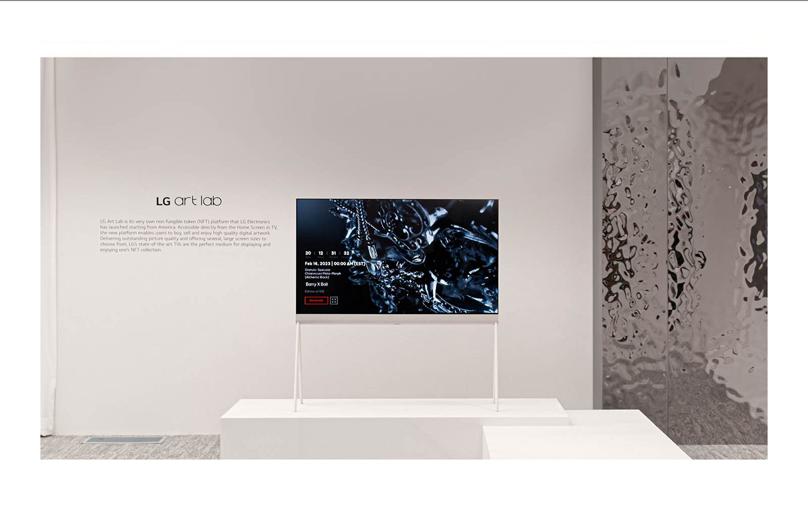 白色房內一張畫架圖片顯示螢幕上黑色雕刻的數位藝術品。電視右側的銀色實體雕刻顯示房間的倒影。