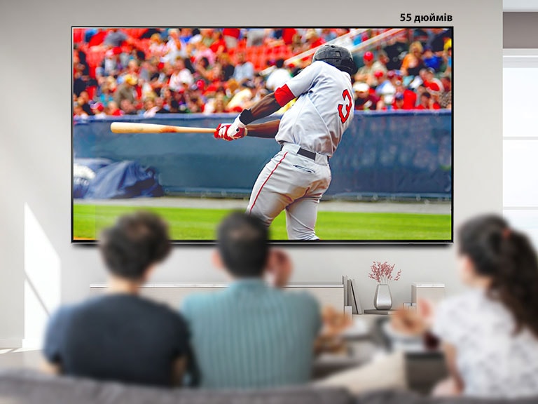 Зображення, на якому показано трьох людей, що дивляться бейсбол на великому телевізорі на стіні. Під час прокручування зліва направо екран збільшується.