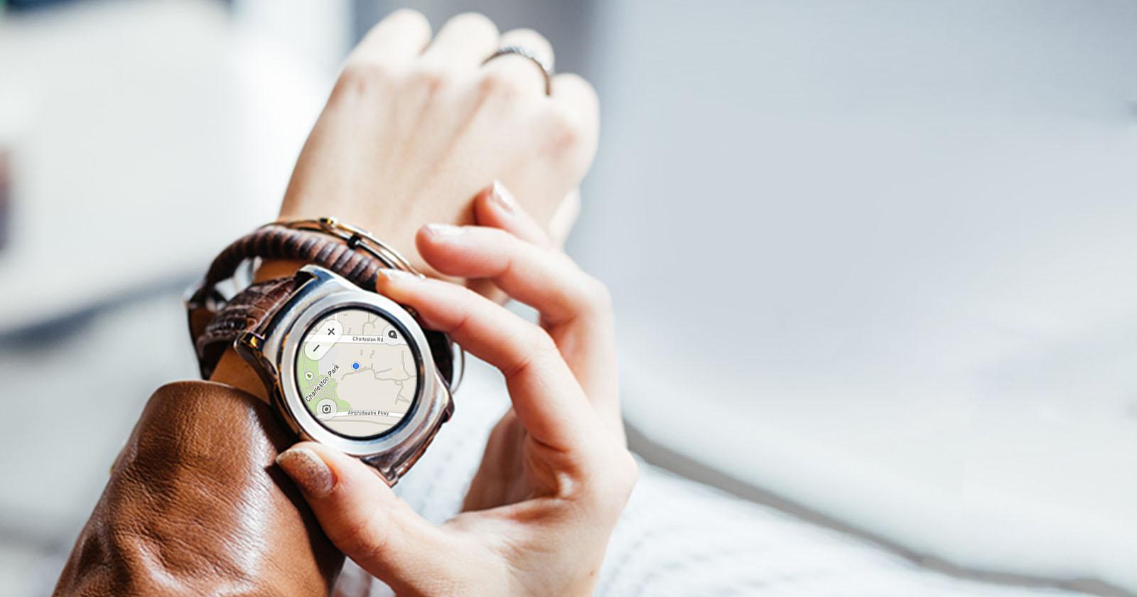 Image of person viewing map on LG Watch Urbane Gold