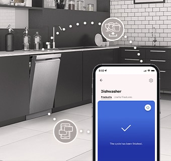 Nội thất nhà bếp với máy rửa bát độc lập đang mở hé và ứng dụng LG ThinQ™ hiển thị thông báo hoàn tất chu trình.