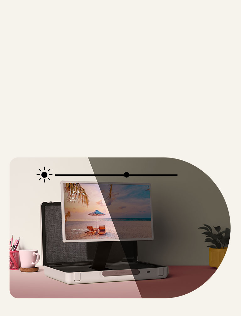 LG StanbyME Go được đặt trên bàn màu pastel với mặt trái hướng về phía trước. Ở trên cùng của hình ảnh, biểu tượng độ sáng được hiển thị. Để minh họa tính năng kiểm soát độ sáng tự động, một nửa hình ảnh sáng và nửa còn lại bị mờ.