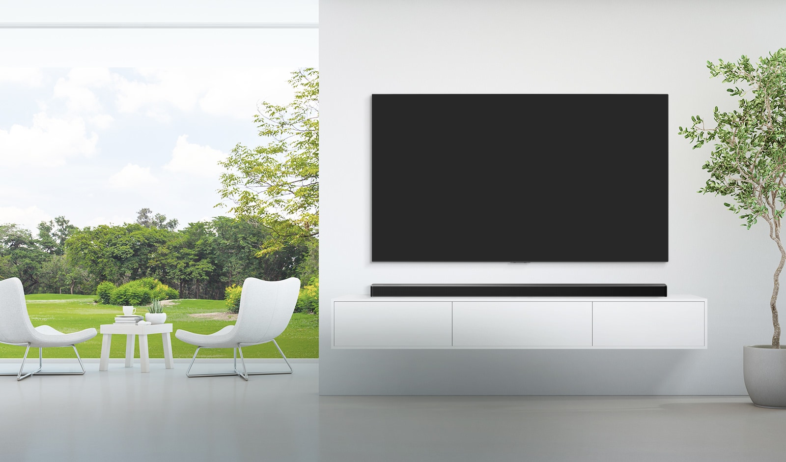 Một chiếc TV và một loa soundbar được đặt trong căn phòng khách rộng sơn trắng, và nhìn ra từ khung cửa sổ rộng là cảnh khu rừng xanh tươi bên ngoài. 