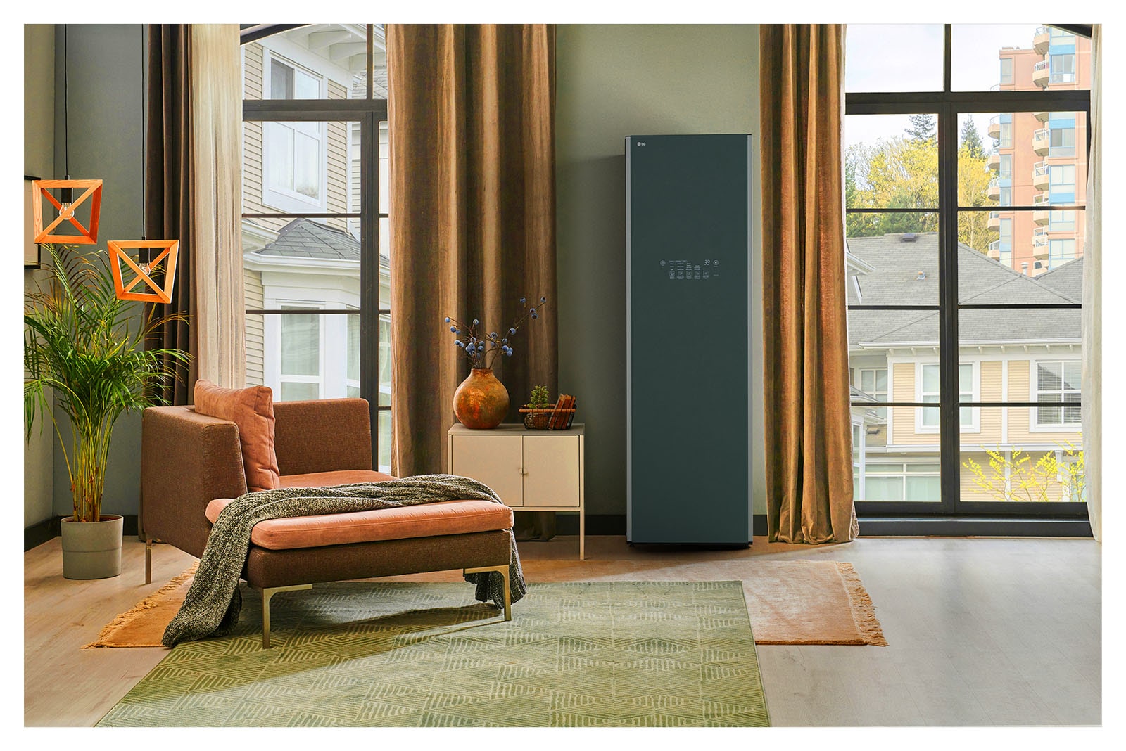 Hình ảnh tủ chăm sóc quần áo LG Styler Objet Collection màu xanh lá cây sương mờ đặt trong phòng thay đồ và hòa hợp một cách tự nhiên với đồ nội thất xung quanh.