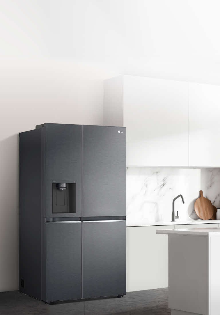 Hình ảnh bên cạnh của một phòng bếp có lắp đặt tủ lạnh InstaView màu đen.