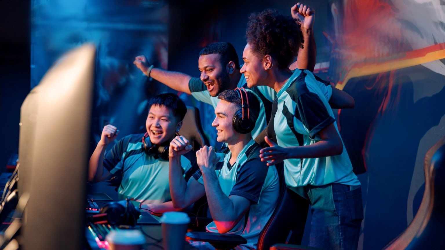 eSports in Italia: immagine di un gruppo di gamers che gioca con i monitor da gaming LG e la dotazione tecnica