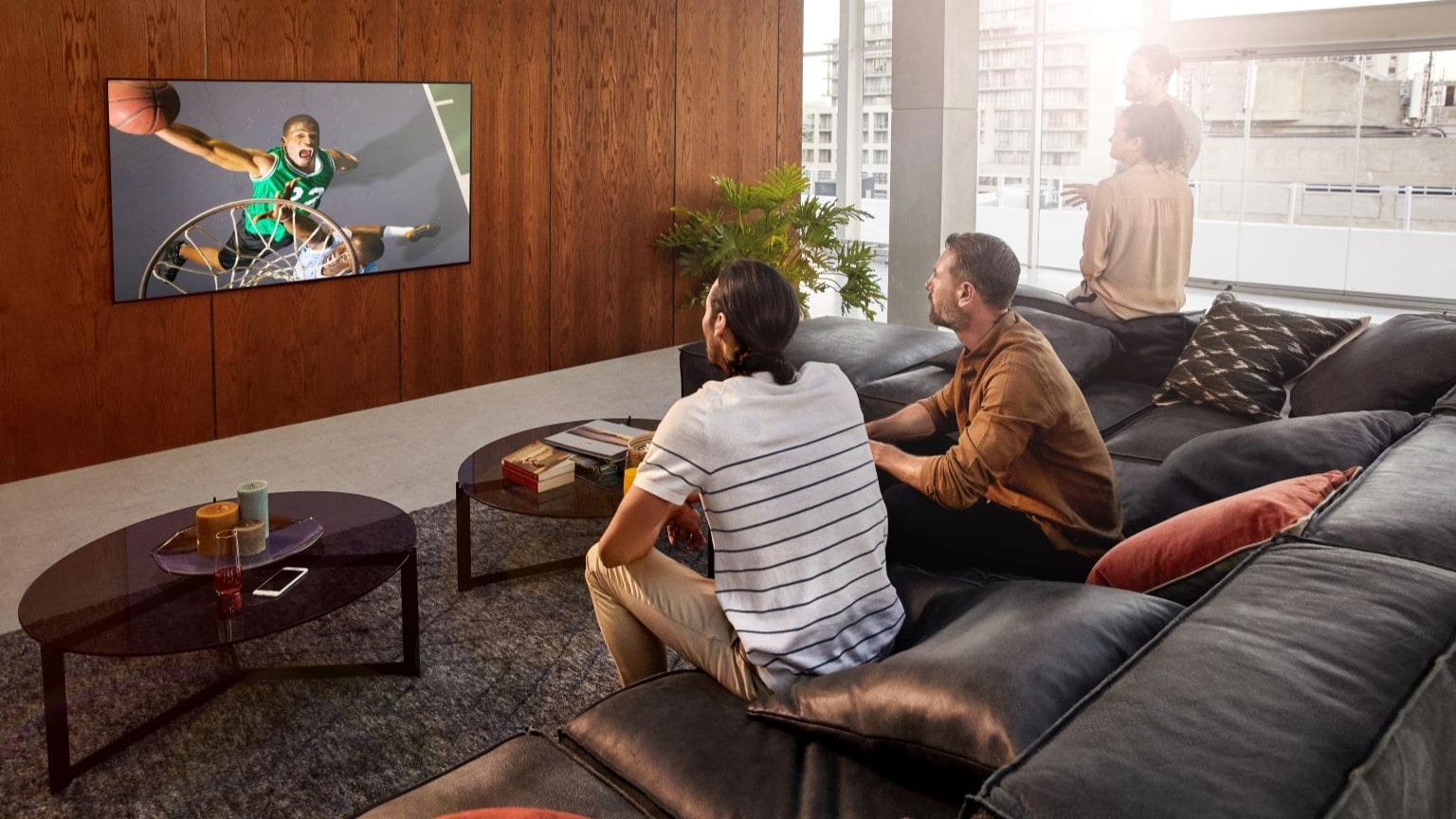 Curiosità su giochi olimpici 2024: immagine di persone che guardano un TV LG.