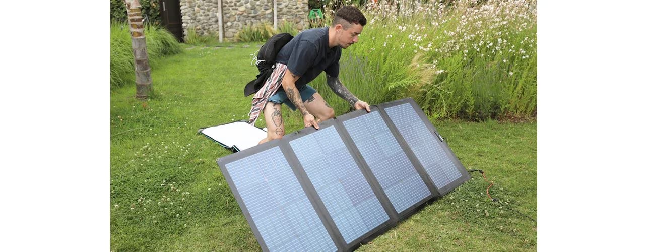 A men holding a solor panel
