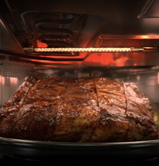 This image shows juicy meat roasted under LG’s Charcoal Lighting Grill, using infrared heat for perfectly browned results.