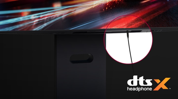 The 4-pole headphone cord is connected to the monitor.	