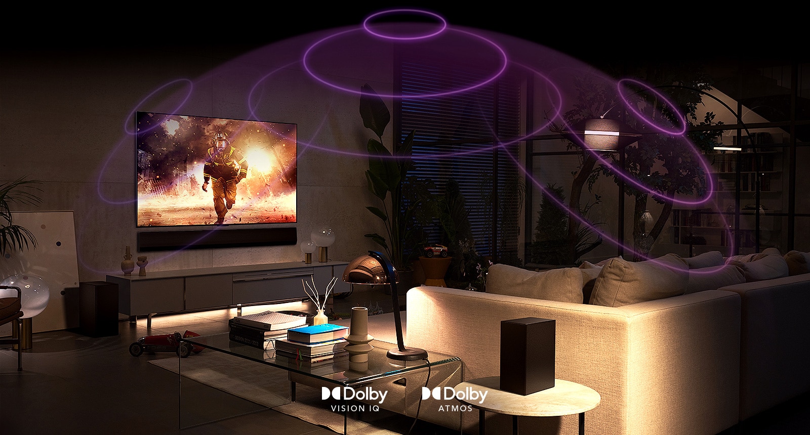 صورة لتلفزيون LG OLED في غرفة يعرض أحد أفلام الحركة. تشكل الموجات الصوتية قبة بين الأريكة والتلفزيون، مما يصور الصوت المكاني الغامر.