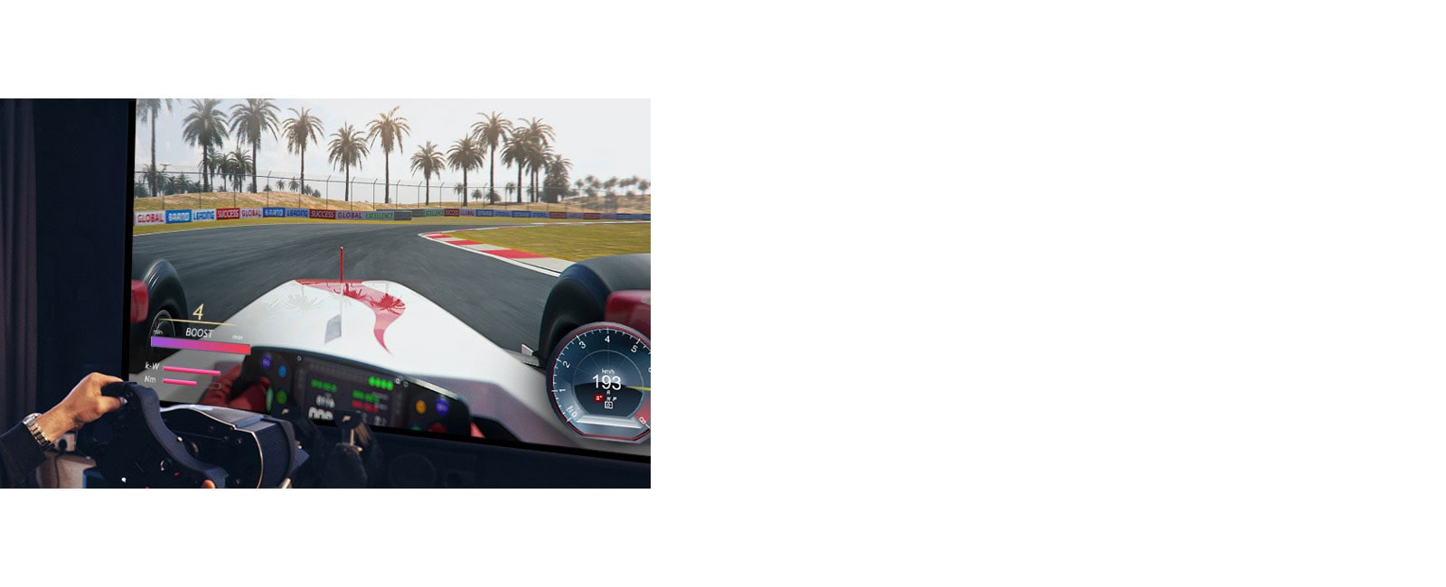 Vue rapprochée du joueur tenant un volant de course jouant à un jeu de course sur un écran de télévision.