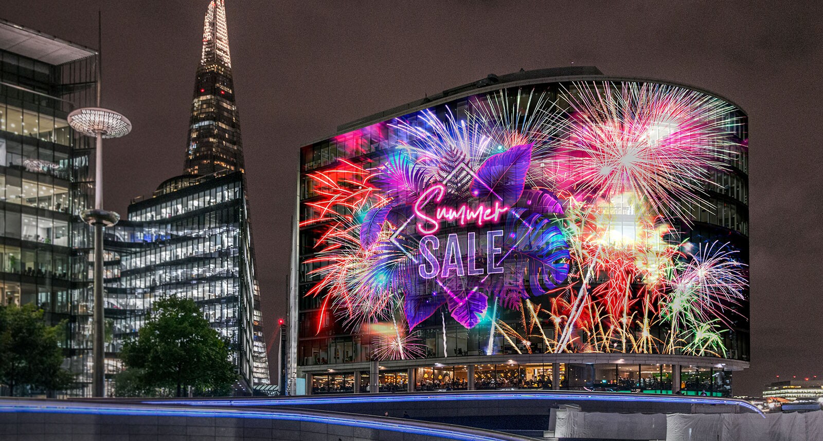 A mesh LED is installed to fit the building’s curved exterior wall shape. The colorful advertisement reflected by the LED appears to harmonize with the city’s night view.