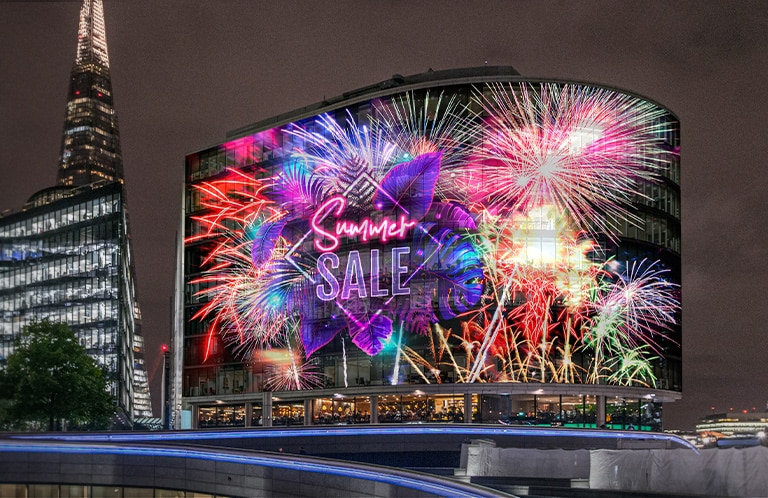 A mesh LED is installed to fit the building’s curved exterior wall shape. The colorful advertisement reflected by the LED appears to harmonize with the city’s night view.