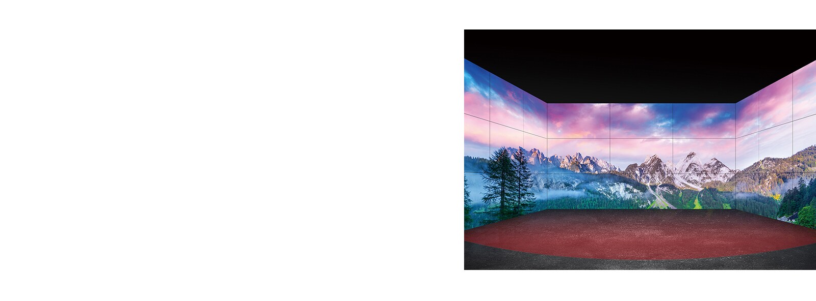 A number of screens installed on both sides and front wall provide a more vivid and wider view.