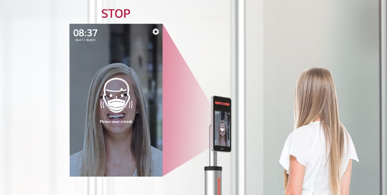 The alarm of LG Thermal Sensing Terminal is activated identifying the woman without a mask in front of the entrance.