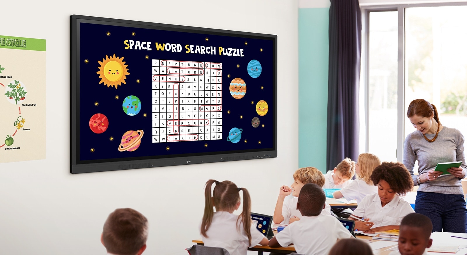 Class is being conducted in the classroom, and the class material screen which is displayed on the classroom wall's LG CreateBoard is being shared on the students' tablets.