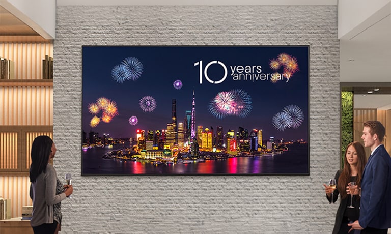 The company lounge features a sizable UH5N-M installed on the wall. The large screen vividly displays images, easily capturing people’s attention.