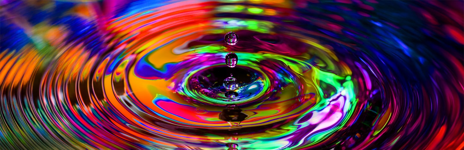 The rippling water is reflecting colorful light, and each color is vividly displayed.