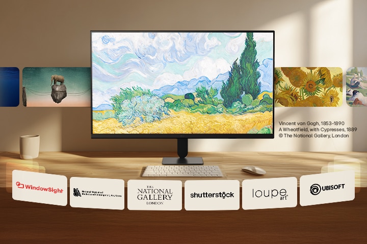 شاشة LG Smart Monitor تعرض الأعمال الفنية الدوارة ومحتوى معرض الصور على webOS، والتي تتميز باللوحات الشهيرة ومصادر الفن البصري، والمُثبّتة على مكتب نظيف مع لوحة المفاتيح والماوس، مما يسلط الضوء على شاشة الفن الرقمي، وعرض المعرض، وتجربة المحتوى المحيط