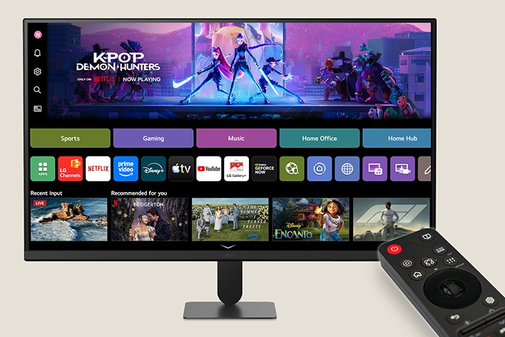 شاشة LG Smart Monitor مع Magic Remote تعرض شاشة webOS الرئيسية، مما يسلط الضوء على التعرف على AI Voice ID، والتوصيات المخصصة القائمة على الصوت، والخبرة الذكية الخاصة بالمستخدم