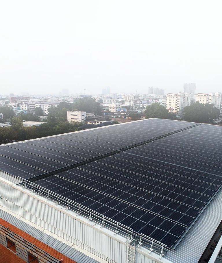 Image of LG Mono X® Plus installed on the roof of a commercial facility